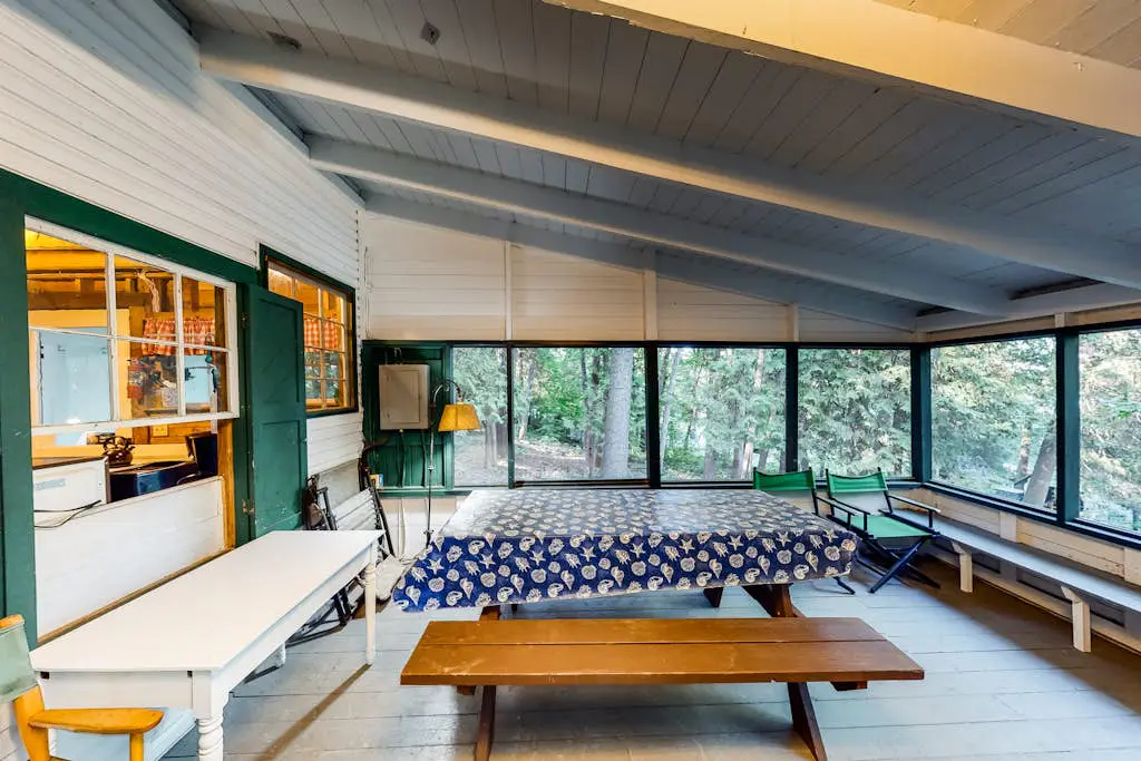Cedar - Wooded Island Cabin with Screened Porch