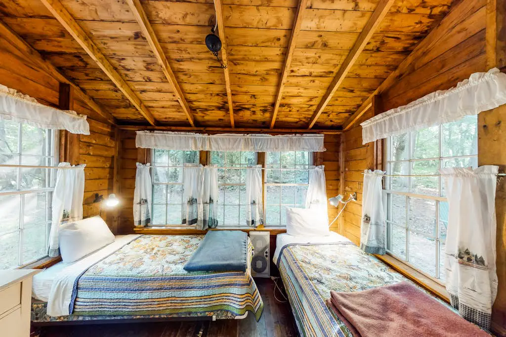 Cedar - Wooded Island Cabin with Screened Porch