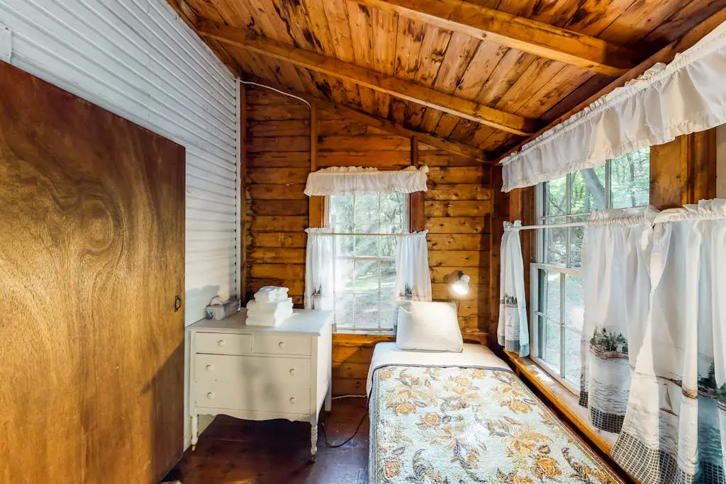 Cedar - Wooded Island Cabin with Screened Porch