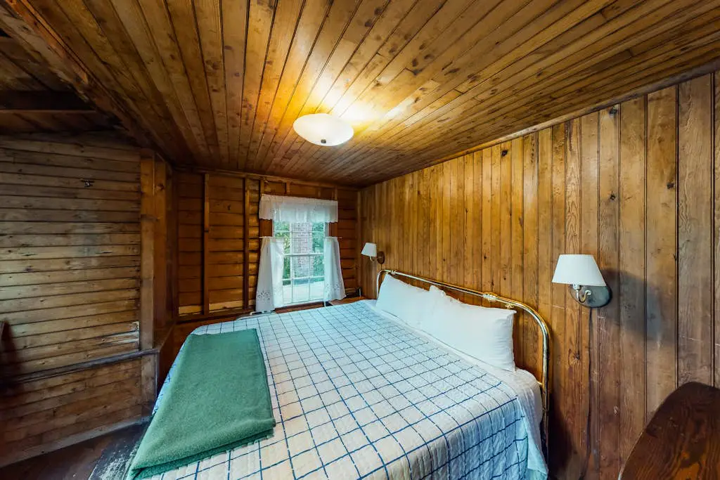 Cedar - Wooded Island Cabin with Screened Porch