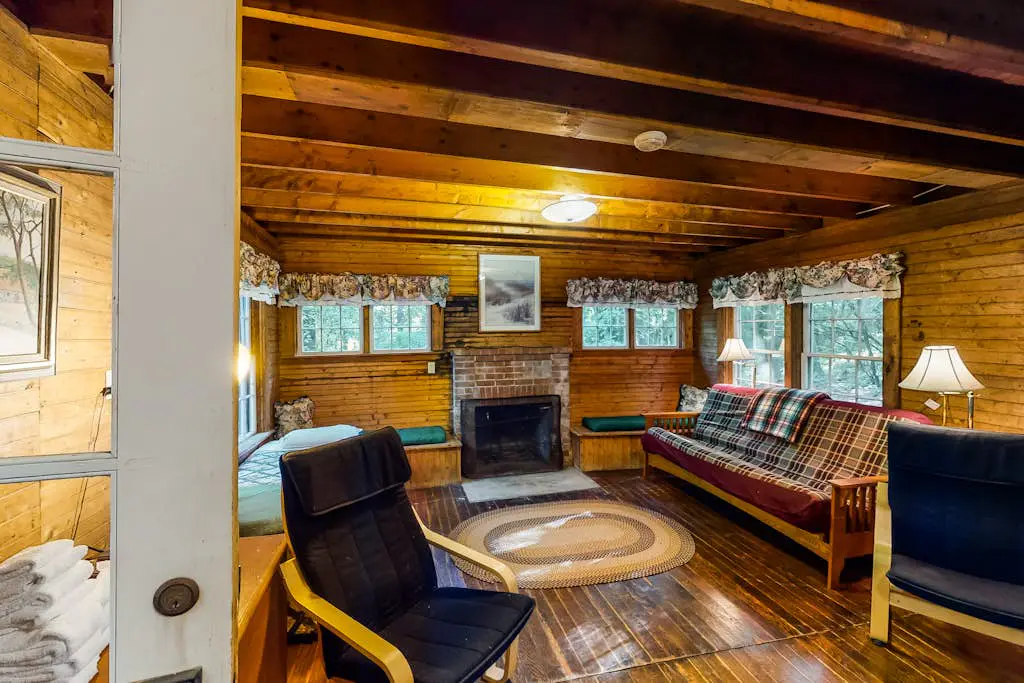 Cedar - Wooded Island Cabin with Screened Porch