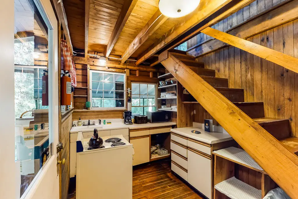 Cedar - Wooded Island Cabin with Screened Porch