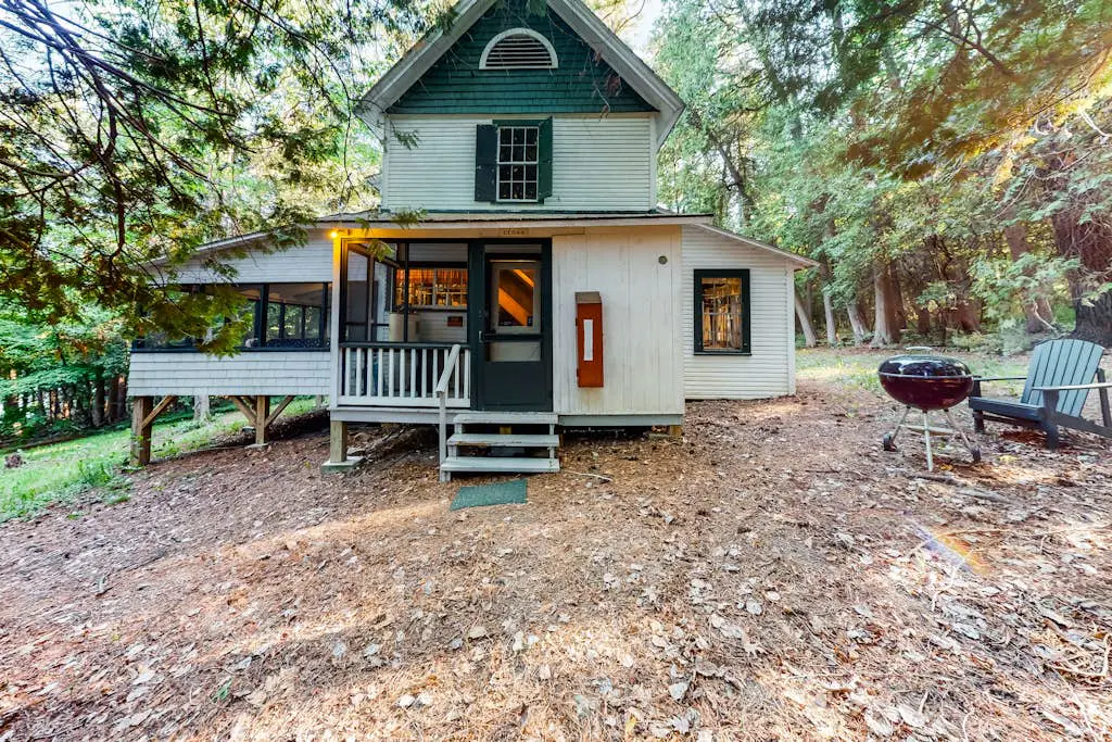 Cedar - Wooded Island Cabin with Screened Porch