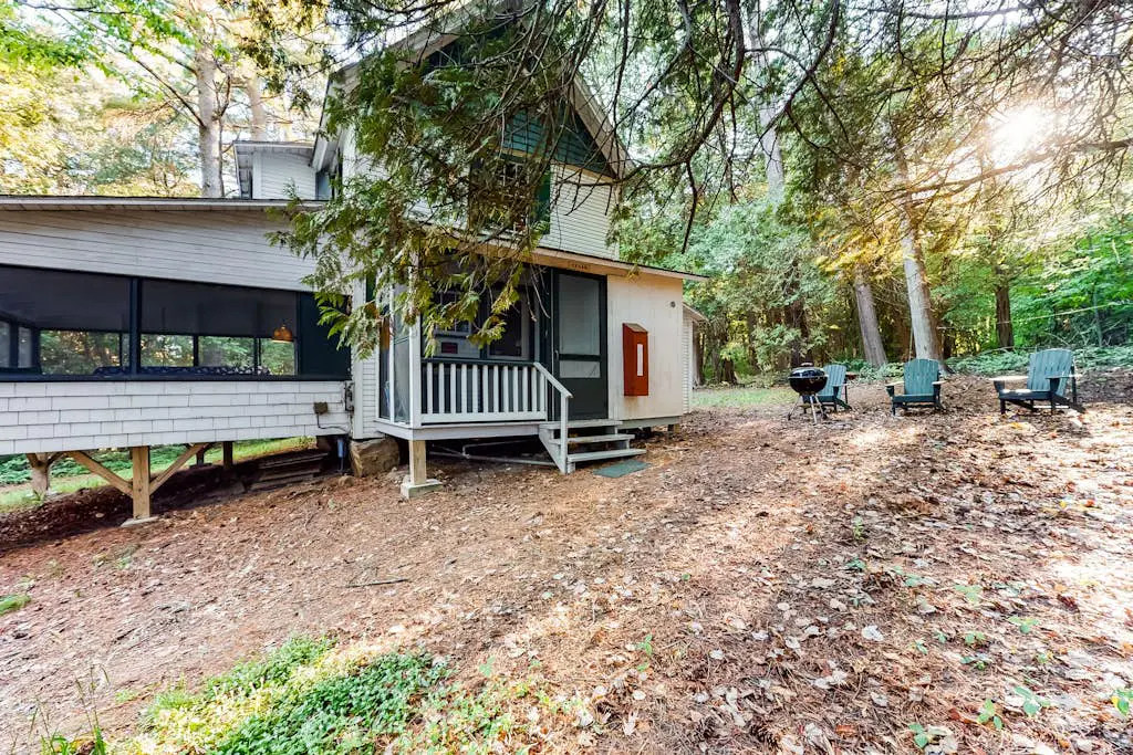 Cedar - Wooded Island Cabin with Screened Porch