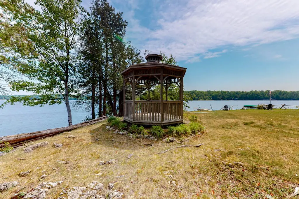 Cedar - Wooded Island Cabin with Screened Porch
