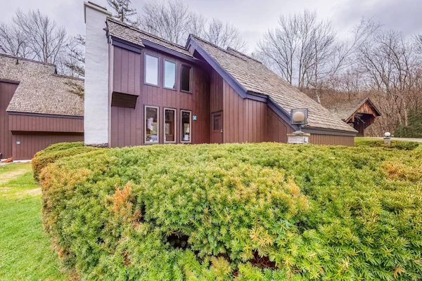 Serene riverfront townhouse with pool, tennis, basketball, washer/dryer, & WiFi