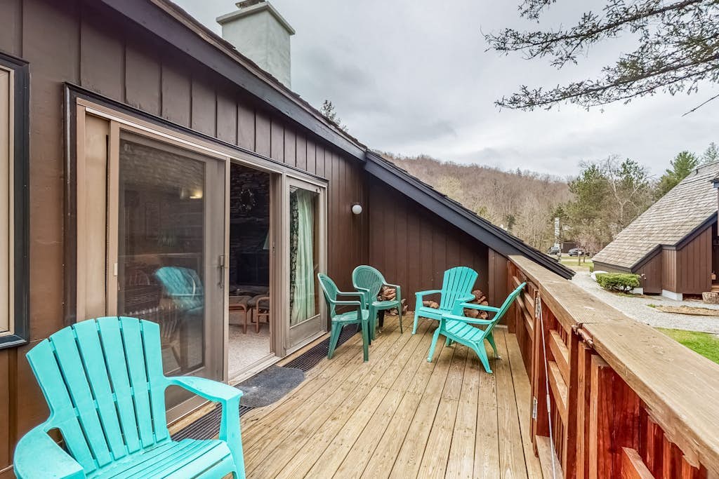 Serene riverfront townhouse with pool, tennis, basketball, washer/dryer, & WiFi