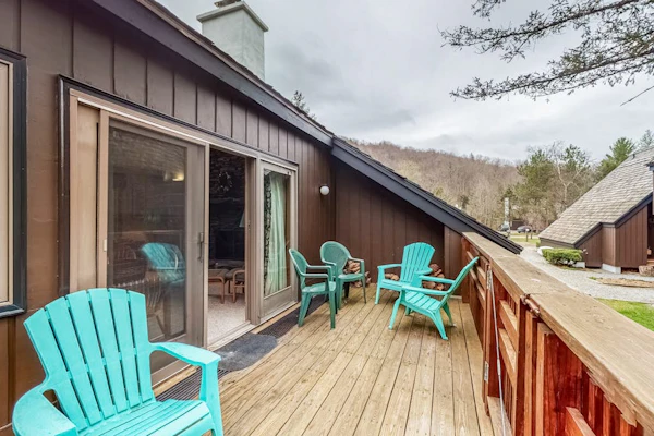 Serene riverfront townhouse with pool, tennis, basketball, washer/dryer, & WiFi