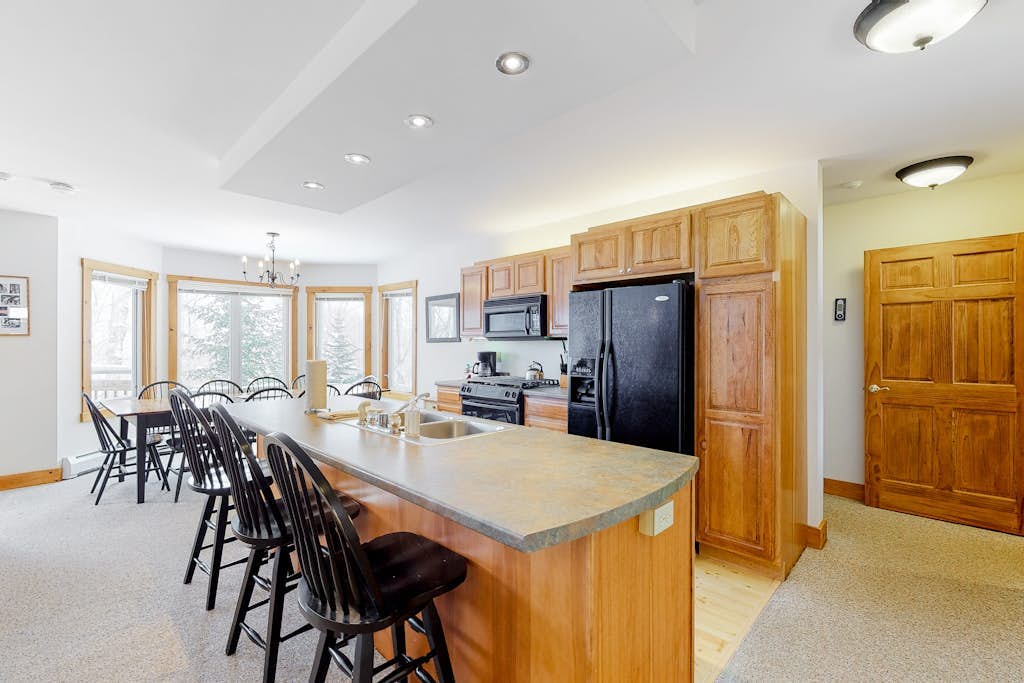 Cozy ski-in/ski-out home next to Grammy Jay trail with fireplace, mountain views