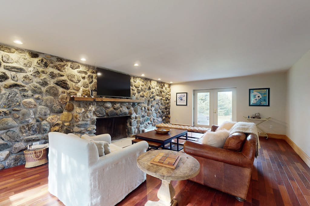 Mountain view house w/ two fireplaces, BBQ, w/d, jacuzzi, wifi, a/c
