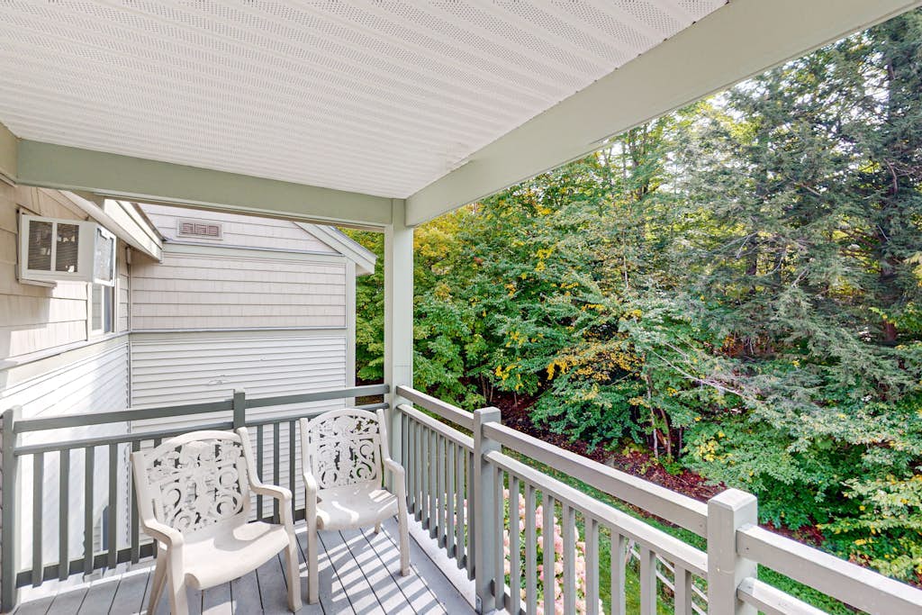 Ski-in/ski-out third-floor condo, lift views, pools, fireplace, balcony, & Wifi