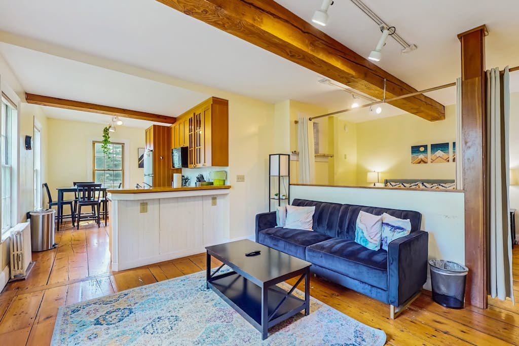 Welcoming studio w/ full kitchen, futon, partial AC - close to skiing & hiking