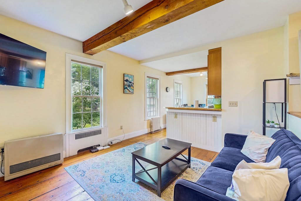 Welcoming studio w/ full kitchen, futon, partial AC - close to skiing & hiking