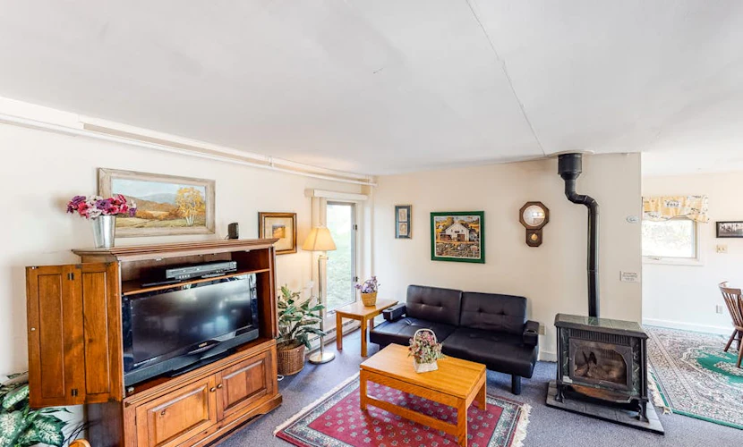 Walkable in-town condo w/ deck & shared pool, hot tub & tennis - near skiing
