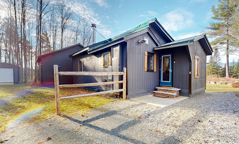 Renovated historic cabin with mountain views, lake access, & electric fireplace