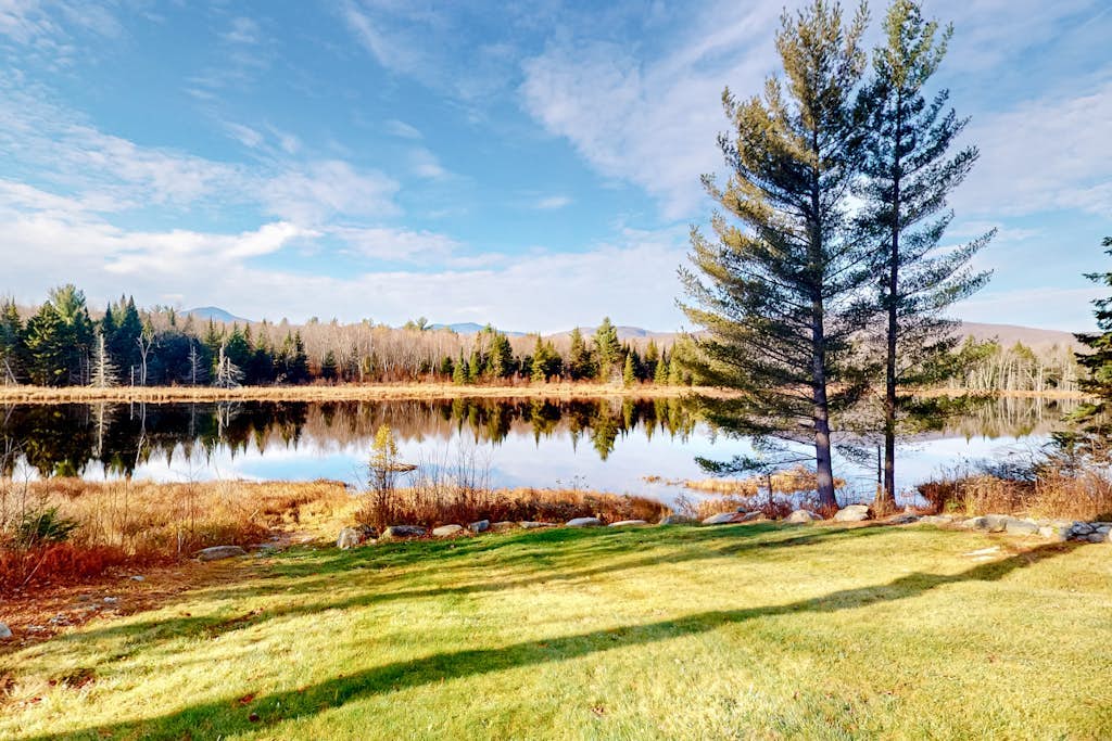Renovated historic cabin with mountain views, lake access, & electric fireplace
