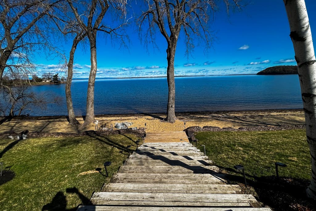Lakefront house w/ views, beach, fireplace, firepit, central air, arcade games