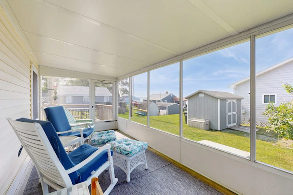 Lake access house w/ water views, kayaks, gas grill, deck, sunroom, telescope