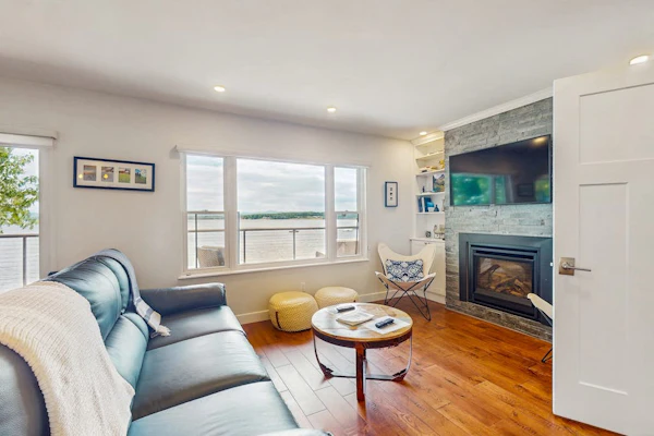 Lakefront house, mountain views, hot tub, kayaks, floating dock, fireplace, bbq