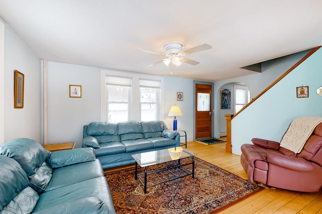 Cozy, Dog-Friendly Home w/ a Large Yard plus Free WiFi & a Private Washer/Dryer
