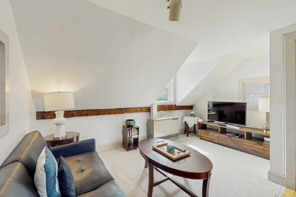 Radiant dog-friendly getaway w/a prime location near Stowe Mountain Resort