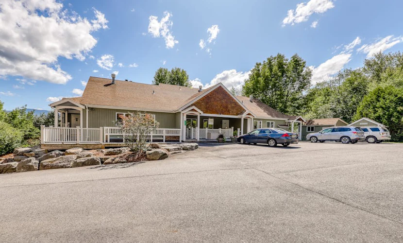 Conveniently located mountain condo with indoor pool & hot tub - close to skiing