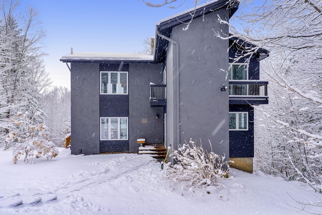 Three-Level House Near Skiing w/Free WiFi, Private Hot Tub, Gas Fireplace