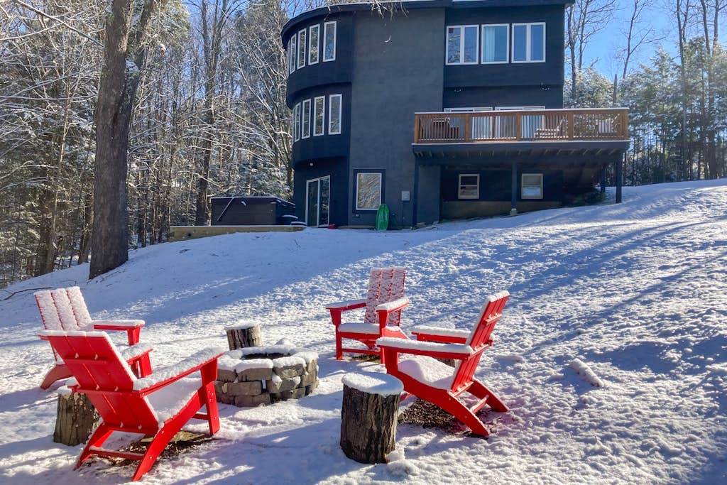 Three-Level House Near Skiing w/Free WiFi, Private Hot Tub, Gas Fireplace