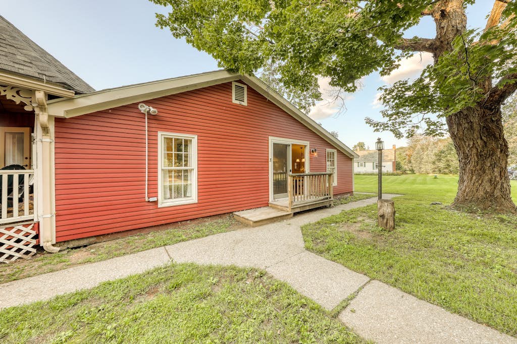 Adorable Getaway w/ Free WiFi, Full Kitchen, & Two Decks