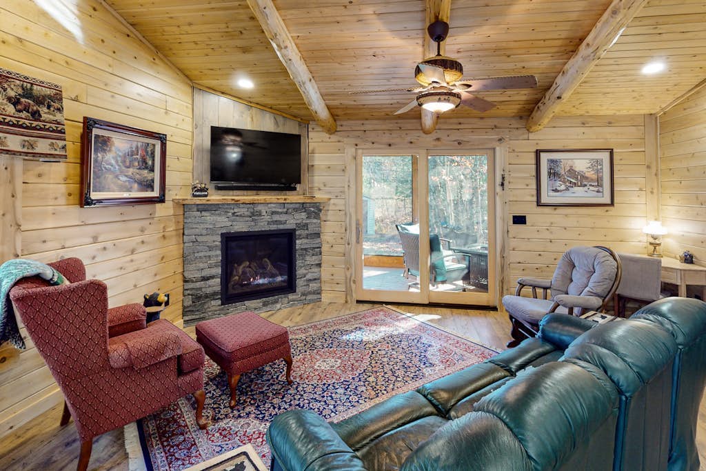 Enchanting dog-friendly cabin with fireplace, hot tub & washer/dryer