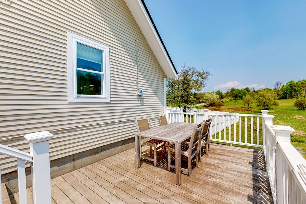 3-bedroom suite in a vintage farmhouse with on-site hot tub - near ski/hike/bike