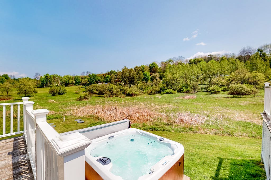 3-bedroom suite in a vintage farmhouse with on-site hot tub - near ski/hike/bike