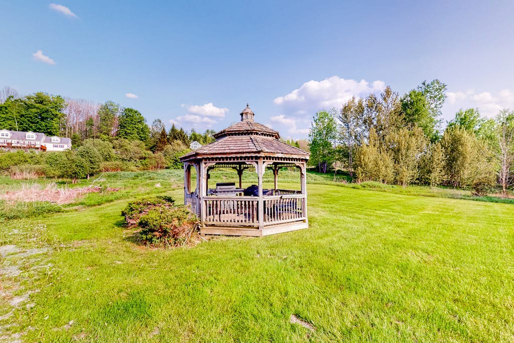 Vintage farmhouse studio with on-site hot tub - near year-round recreation