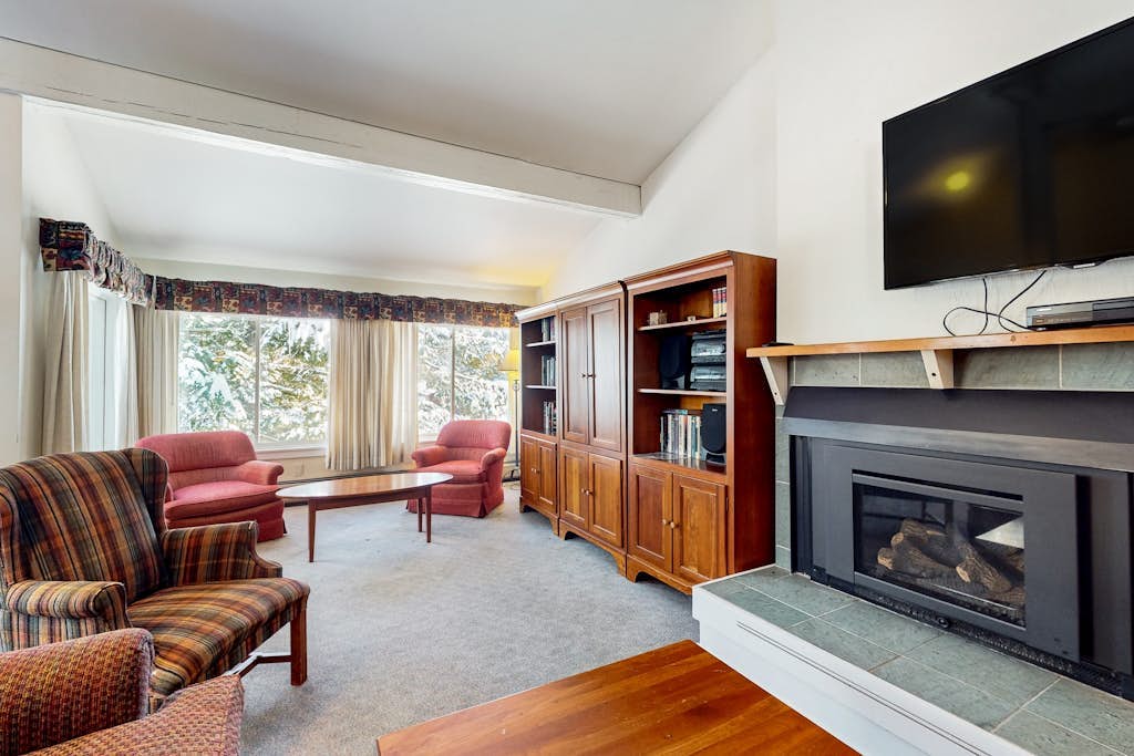 Ski-in/ski out  your back door townhouse w/ tennis court