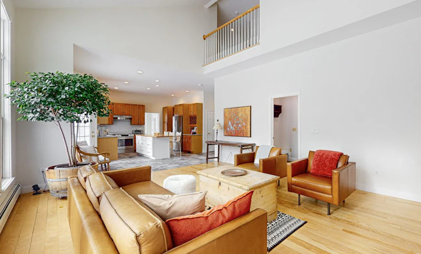 Cozy home near park, deck, patio, bbq, soaking tub, TV, basketball, office, w/d