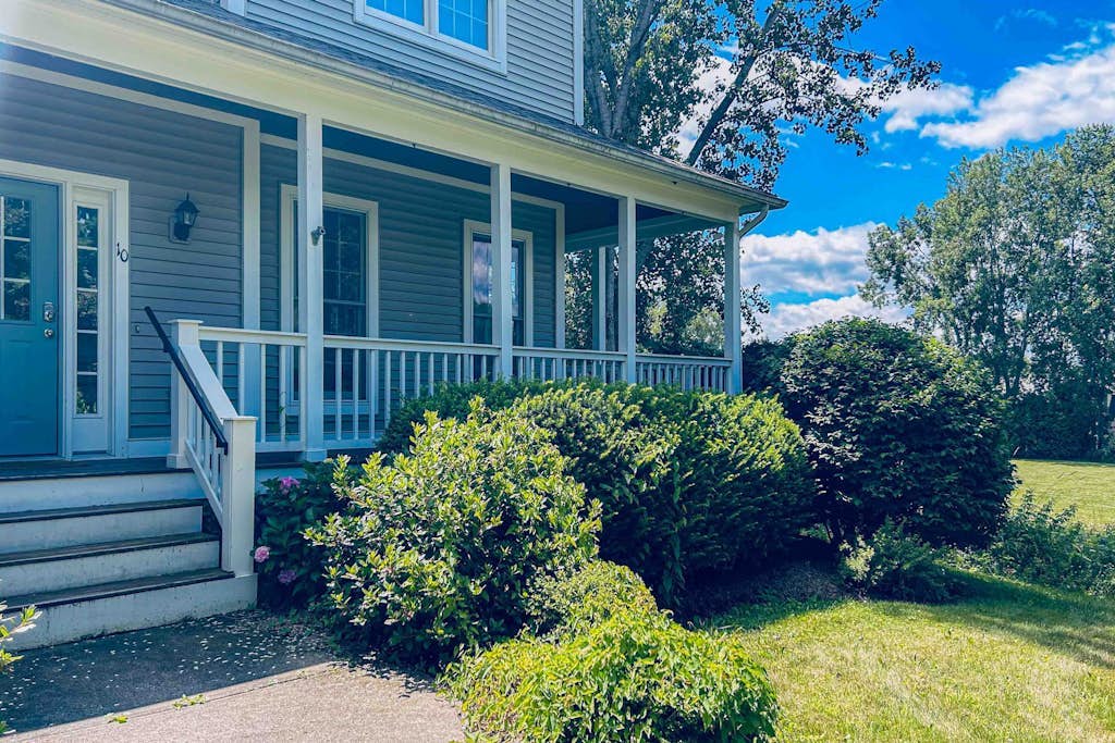 Cozy home near park, deck, patio, bbq, soaking tub, TV, basketball, office, w/d