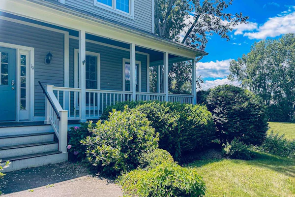 Cozy home near park, deck, patio, bbq, soaking tub, TV, basketball, office, w/d