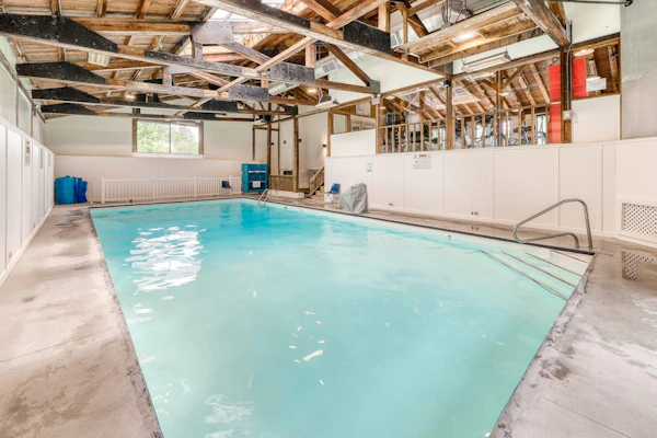 Mountain View condo at ski shuttle stop, shared pool, sauna, & gym