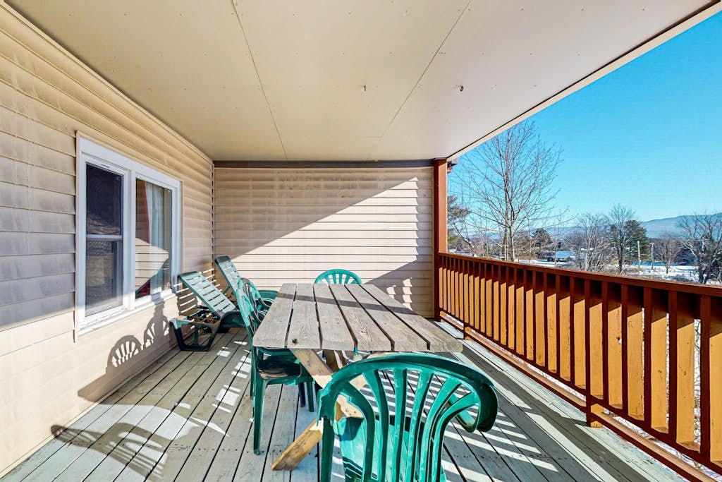 Mountain View condo at ski shuttle stop, shared pool, sauna, & gym