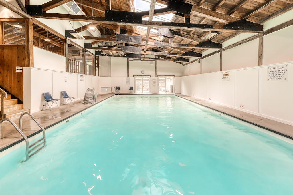 Mountain View condo at ski shuttle stop, shared pool, sauna, & gym