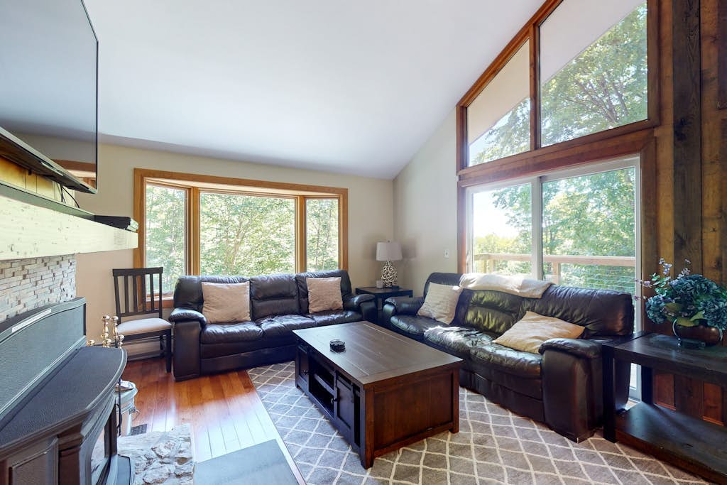 Gorgeous cabin with mountain views, near gondola & nature - walk to ski slopes