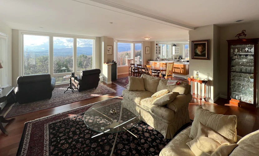 Elegant & renewed mountain-view home with private hot tub, large deck & backyard