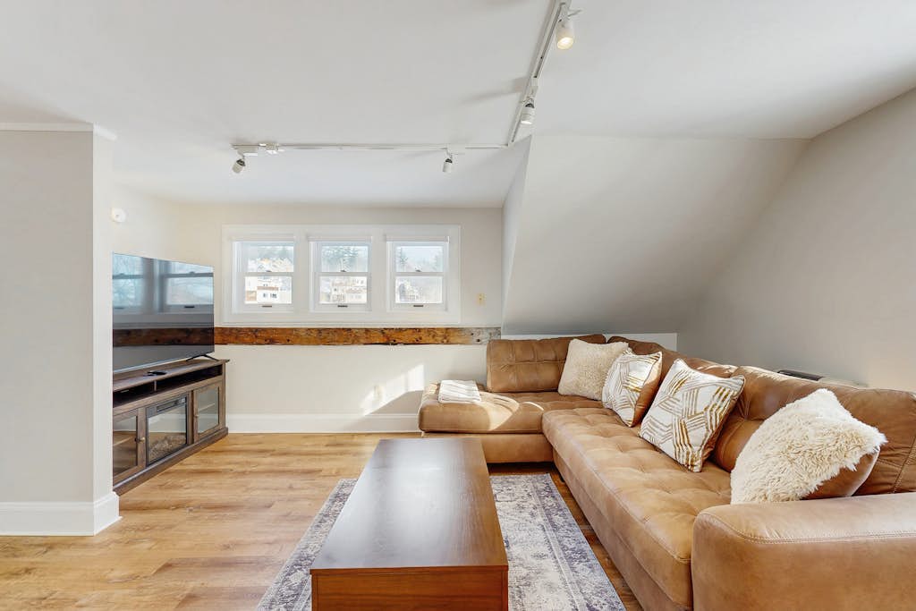 Cozy apartment retreat, close to Stowe Mountain Resort, kitchen, a/c