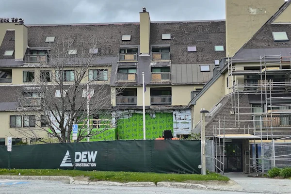 Top-floor condo with mountain views & covered parking space