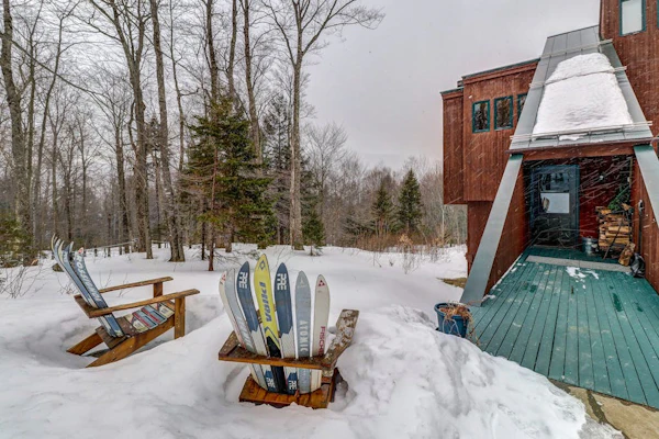 Ski home in the woods with a private hot tub & mountain views