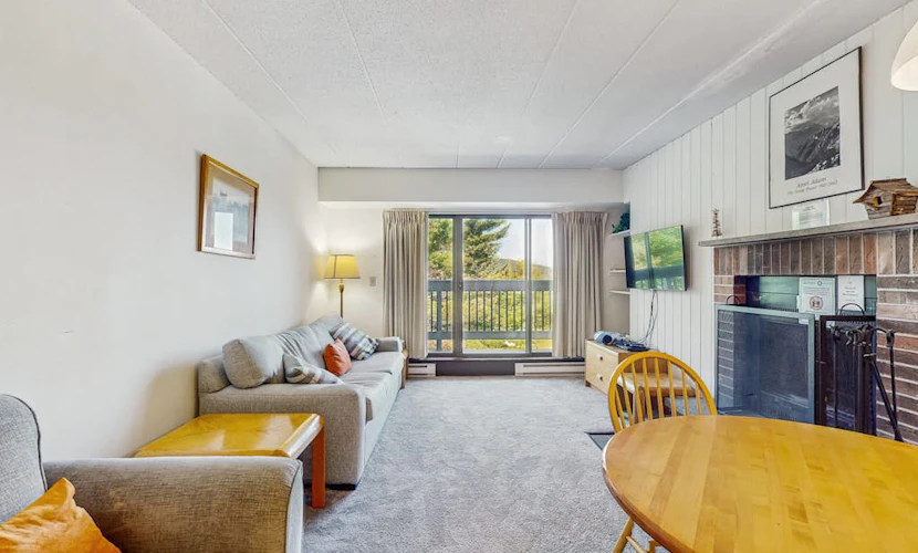 Clean & bright condo with mountain views & modern kitchen - walk to lifts