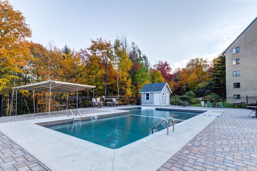 Clean & bright condo with mountain views & modern kitchen - walk to lifts