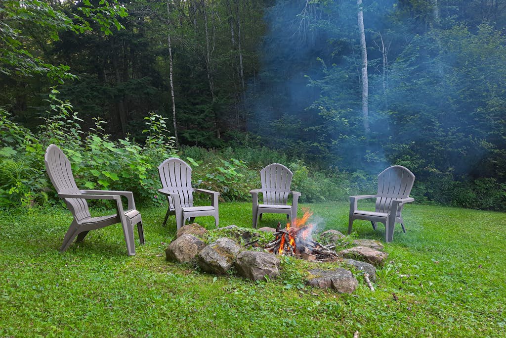 Peaceful, mountain-view home with large deck, & grill - dog-friendly