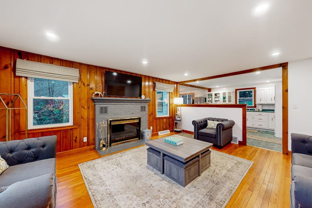 Peaceful, mountain-view home with large deck, & grill - dog-friendly