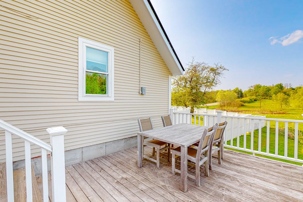 All-season escape in a vintage farmhouse with updated interior & on-site hot tub